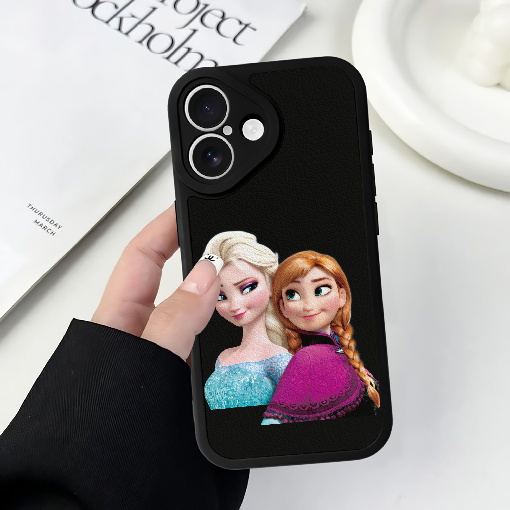 （画像用） アナと雪の女王 アンナ エルサ Frozen Anna Elsa 【iPhone 16シリーズ対応】シリコンスマホケース（レザー調） 材質：シリコン